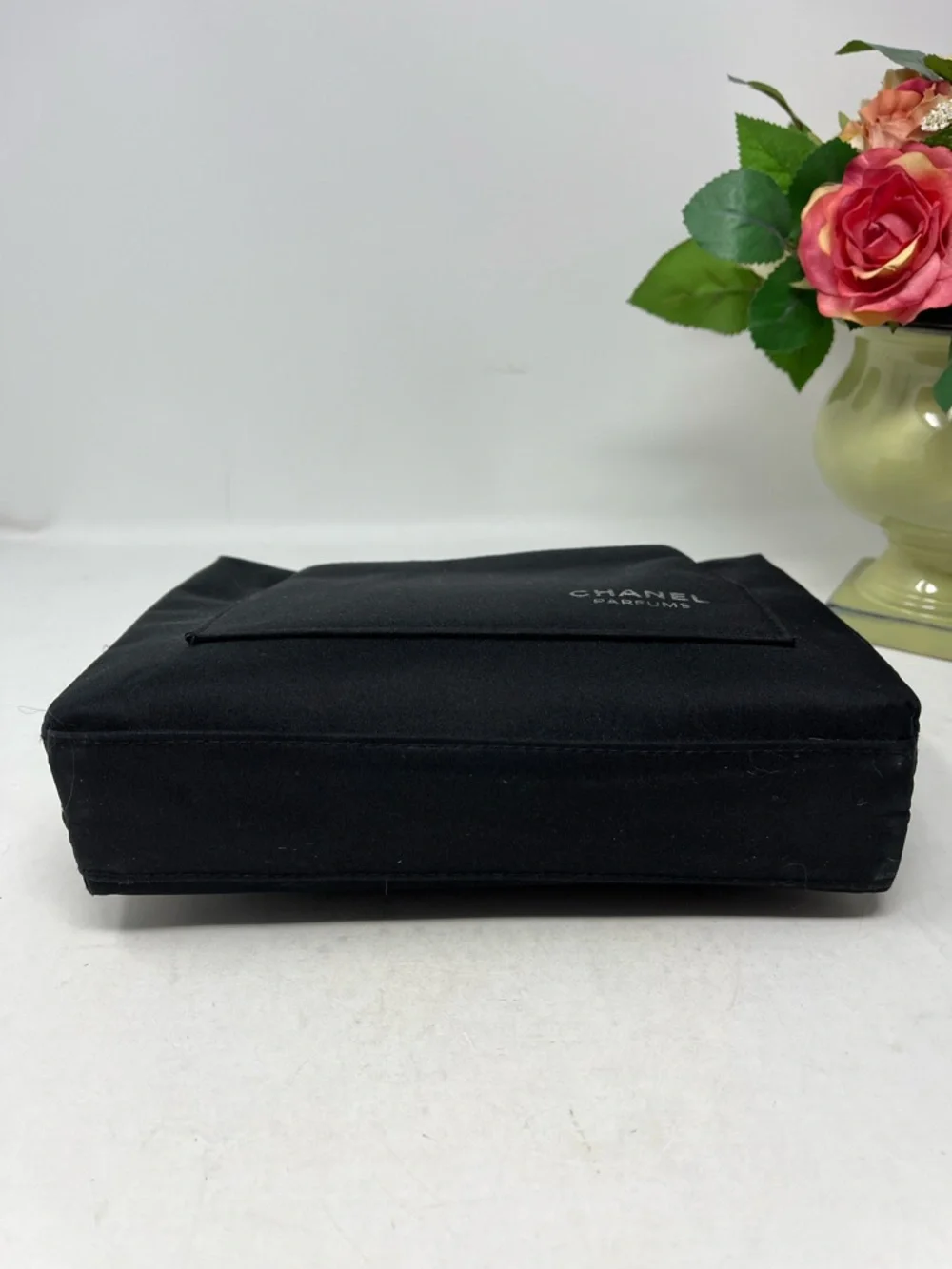 CHANEL PARFUMS ZIPPER COSMETIC POUCH BLACK WITH WHITE TRIM BONUS CRÈME SHOP EYE